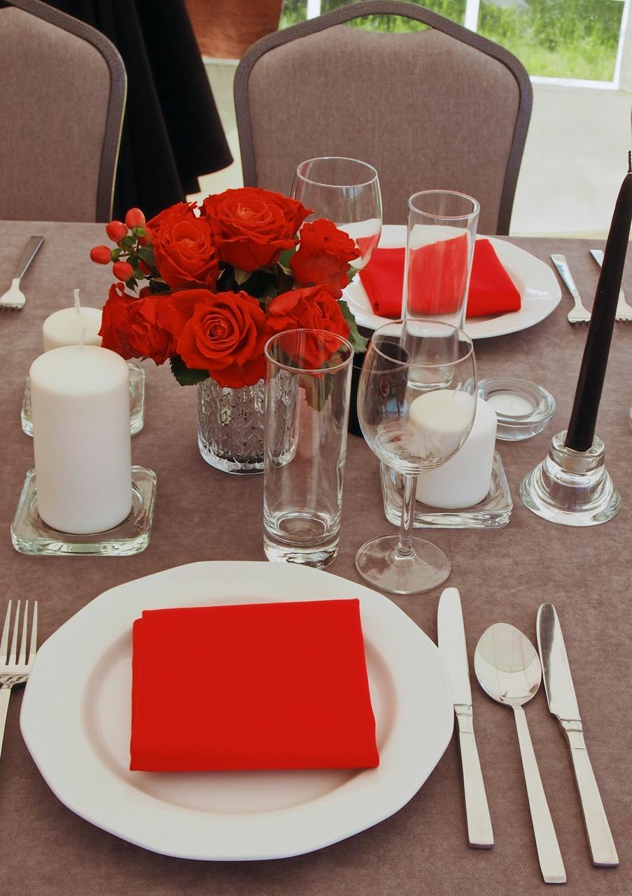 czerwona dekoracja stołu na urodziny, na walentynki