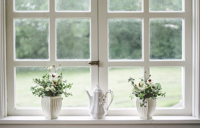 Białe okno ze szprosami