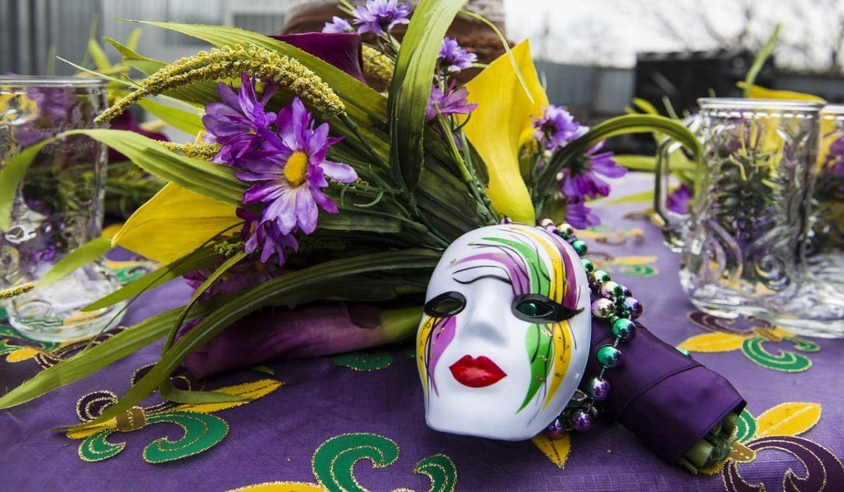 Karnawałowa maska i kwiaty na stole