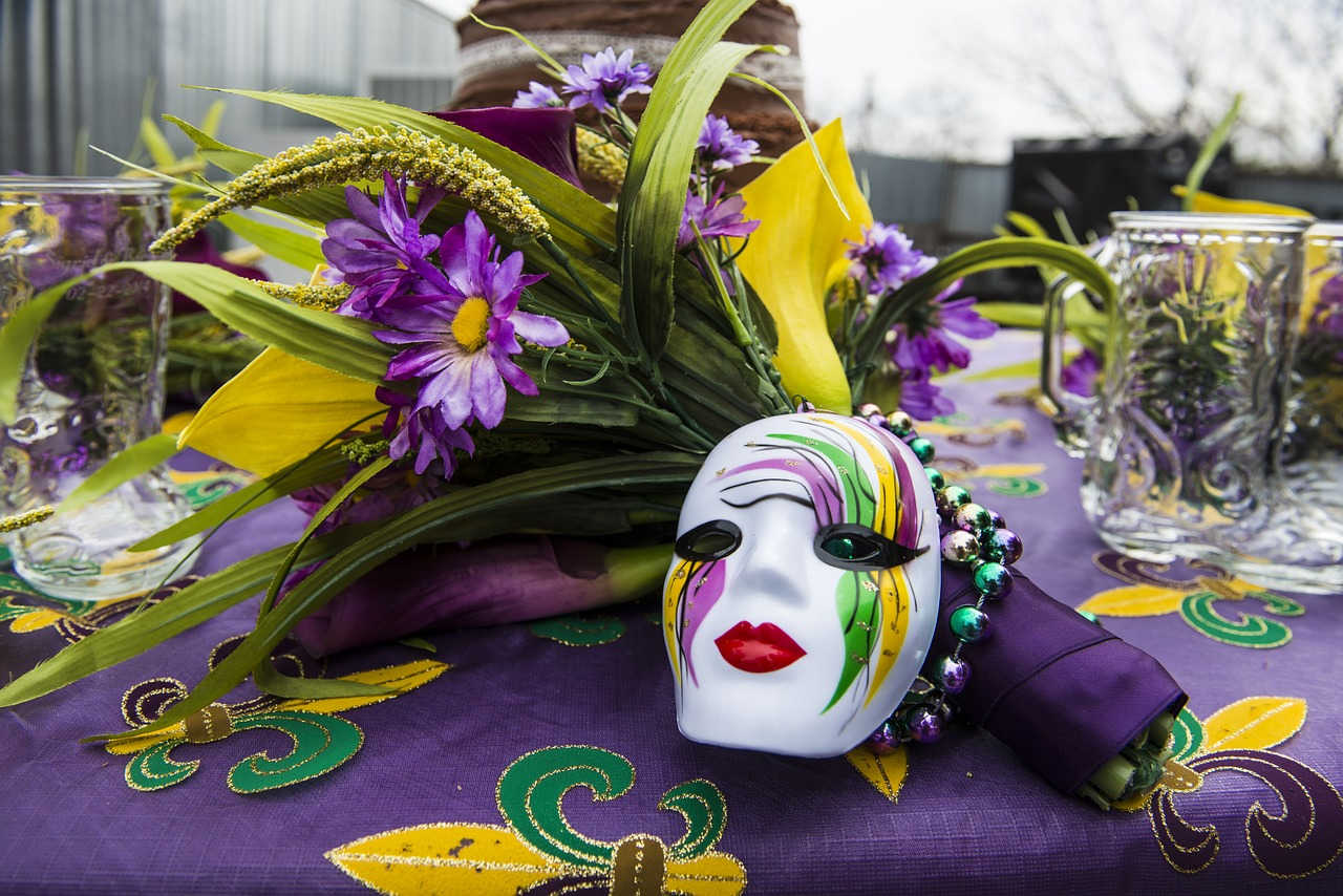 Karnawałowa maska i kwiaty na stole