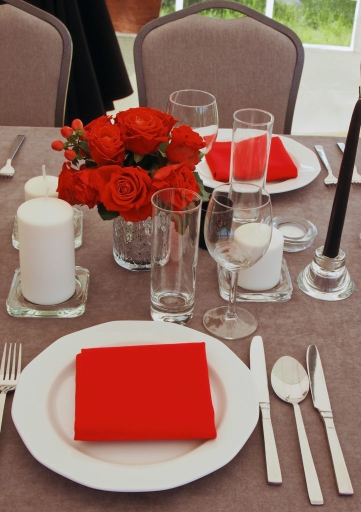 czerwona dekoracja stołu na urodziny, stół na walentynki