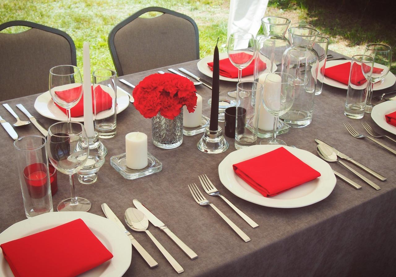 szaro-czerwony stół na walentynki