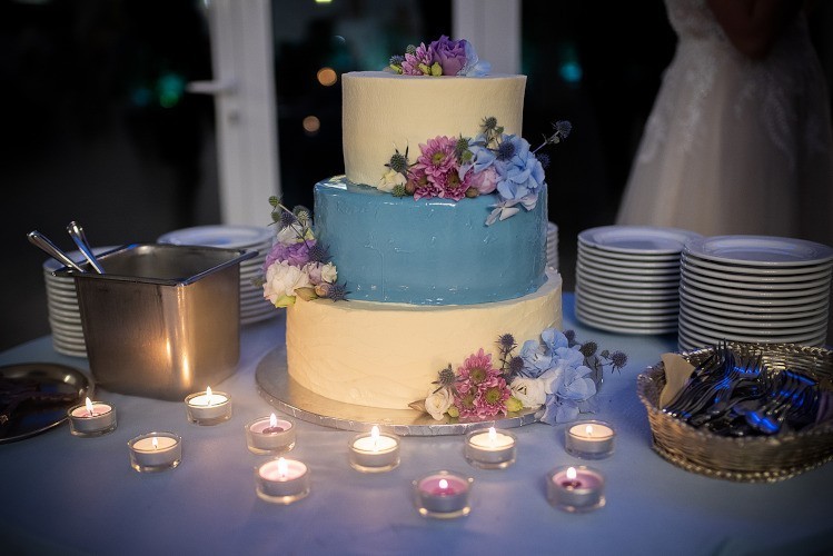 piętrowy tort w kolorze niebieskim dusty blue