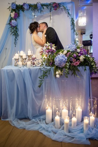 sweetheart table niebieski stół dla pary młodej