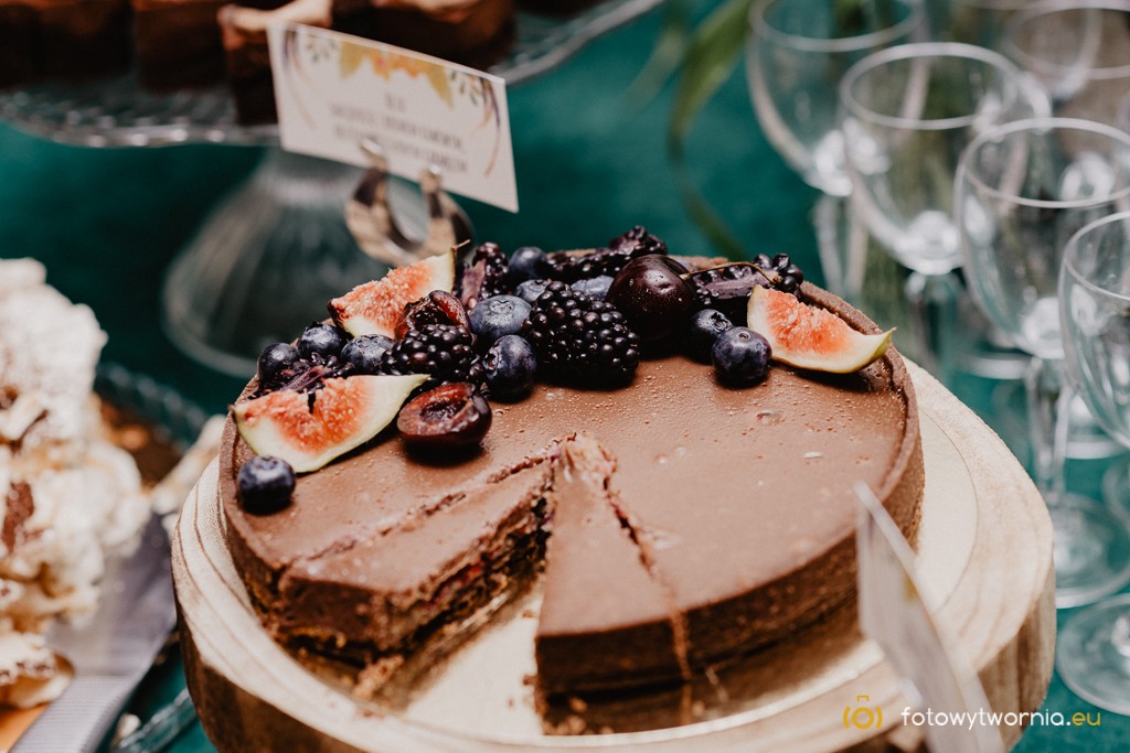 Ciasto czekoladowe z dekoracją z leśnych owoców