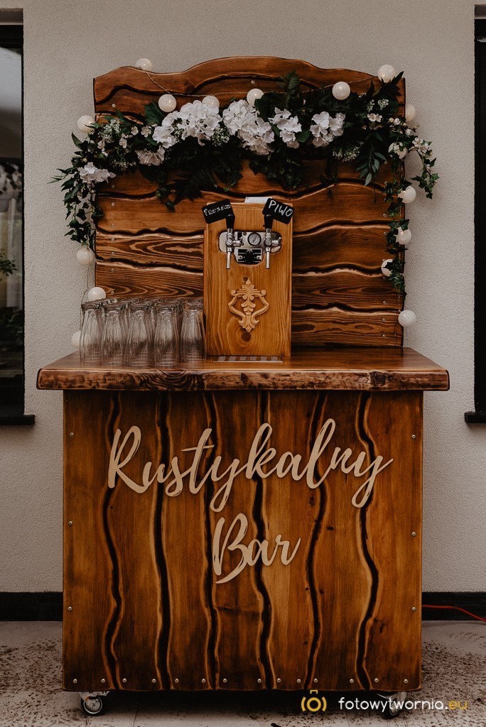 drewniany bar z piwem i prosecco