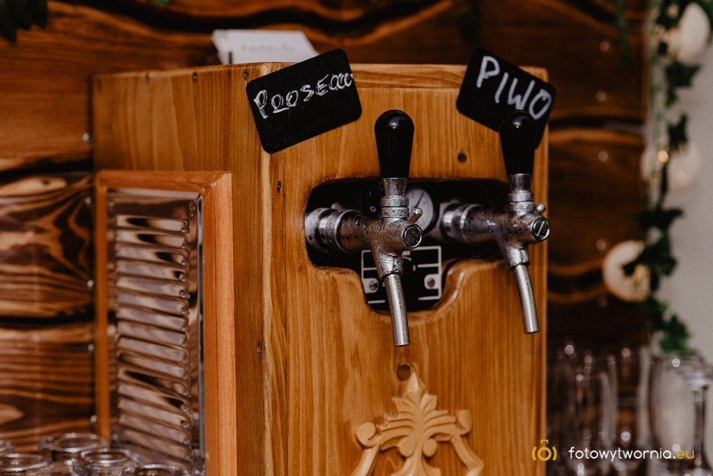 Drewniany bar z nalewakiem na piwo i prosecco