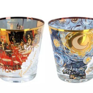 dwie szklanki z obrazami van gogha Gwieździsta noc i Taras kawiarni w nocy