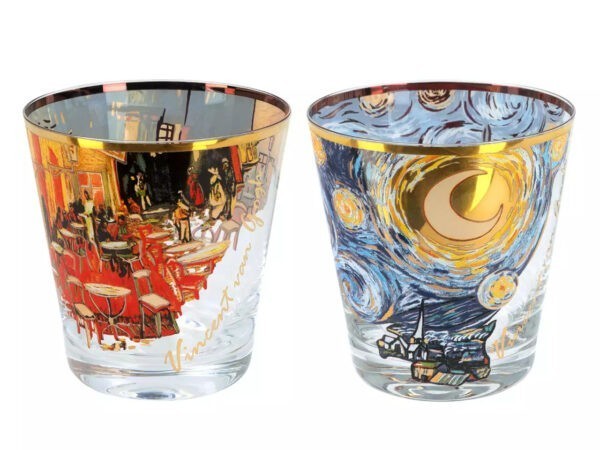 dwie szklanki z obrazami van gogha Gwieździsta noc i Taras kawiarni w nocy