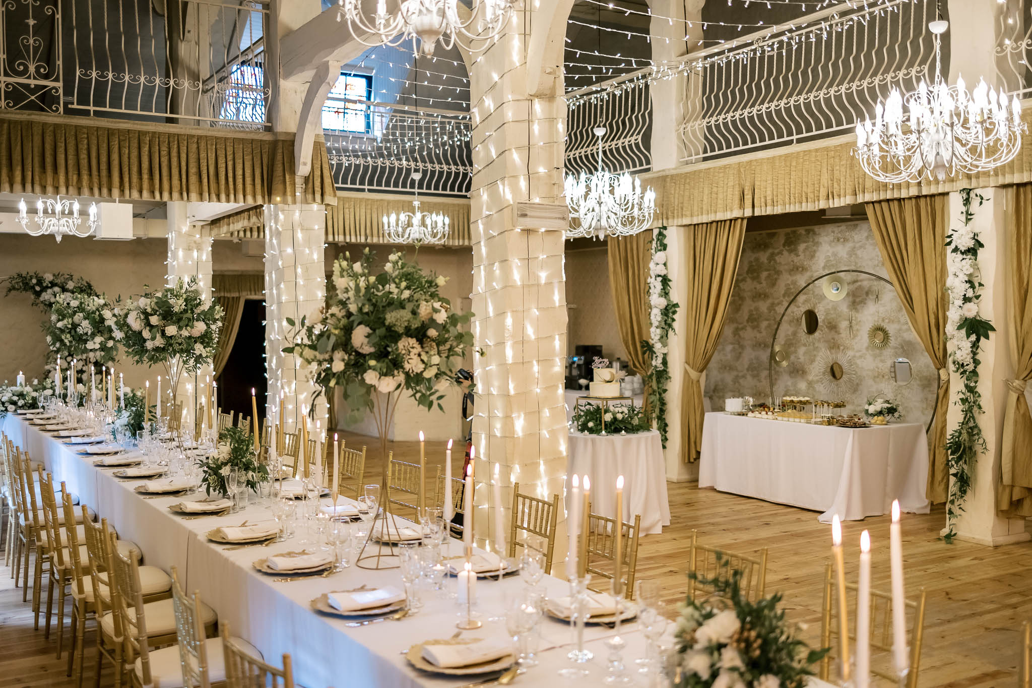 złoto biała dekoracja sali weselnej