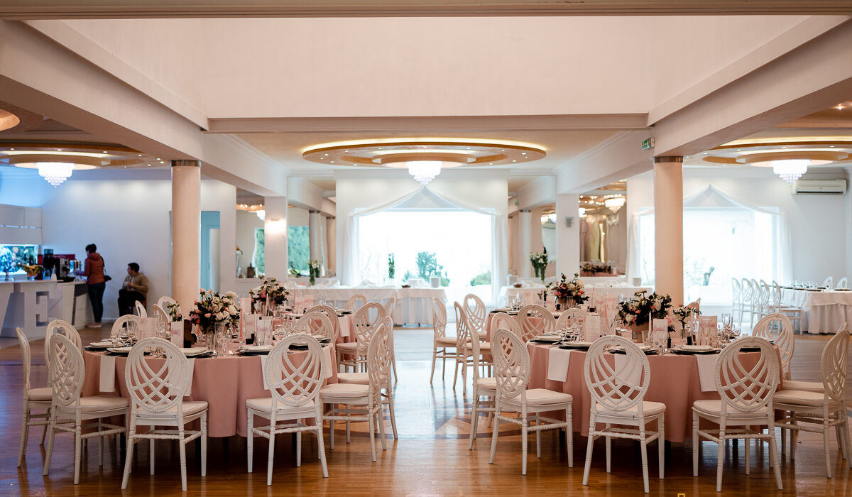 sala weselna Yuca okrągłe stoły w kolorze różowym
